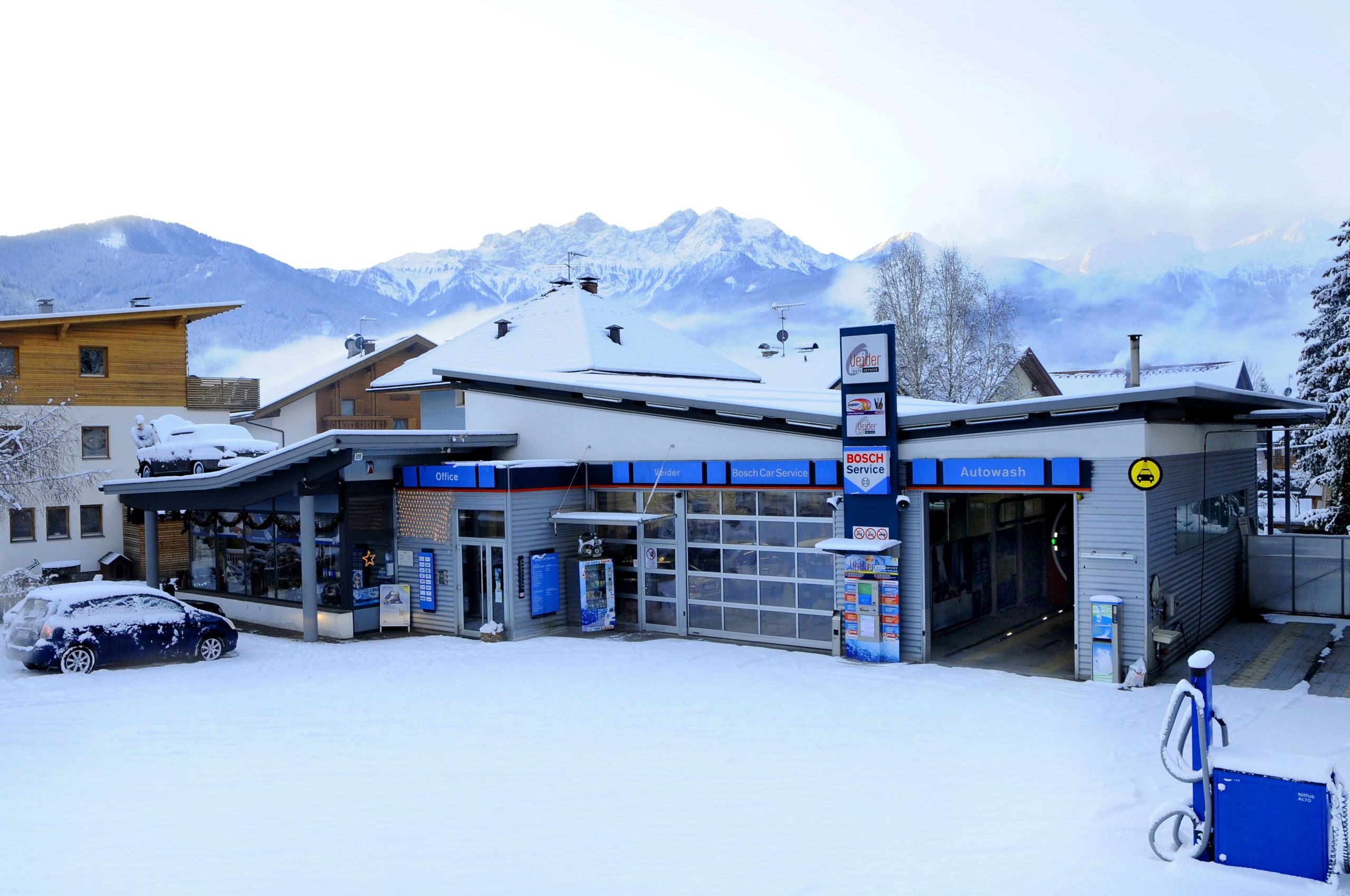 Werkstattbanner mit Fahrzeug und Hebebuehne
